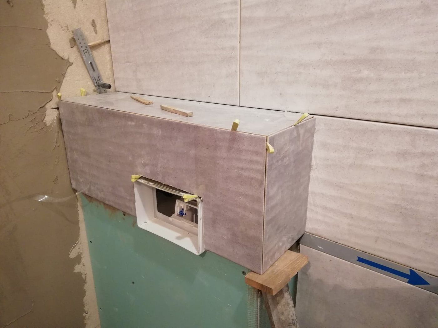 Zabudowa stelaża WC w trakcie, narożniki szlifowane pod 45 stopni